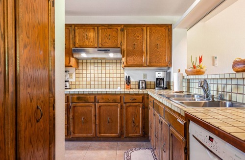 Kahaluu-Keauhou Condo | Resort Style Living A/C Walk to Shops