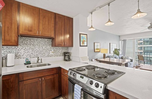 McCully - Moiliili Condo | Royal Aloha 2 BD Condo w/Parking | Mountain Canal View