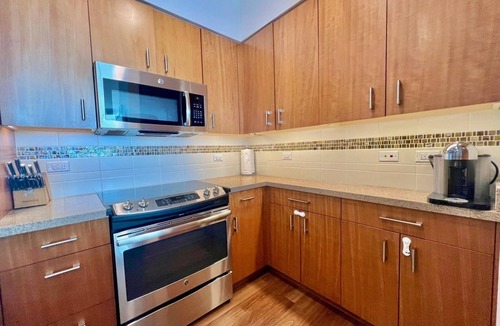 Kaka'ako Condo | Salt at Kakaako Luxury Penthouse - Oceanview, pool, hot tub, parking, 3 minimall