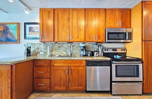 Diamond Head - Kapahulu - St. Louis Apartment | Sans Souci 1203 ⚜ 12th Floor Beachfront Studio—Sleeps 4, Smart TV & Wi-Fi