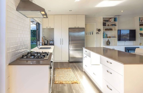 Surfdale House | Skomer House - Sea Views & Central Waiheke Living