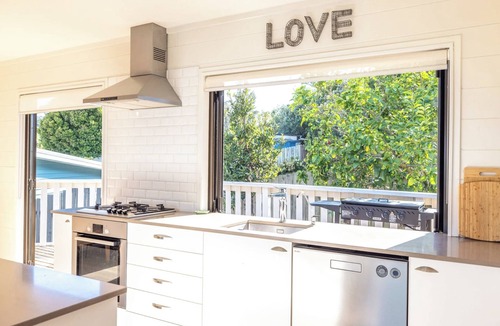 Surfdale House | Skomer House - Sea Views & Central Waiheke Living