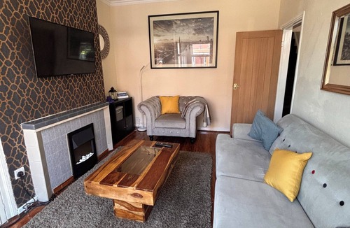 Rusholme House | Spacious 4BR Home | Sleeps 7 | 2 Baths | Long Stays