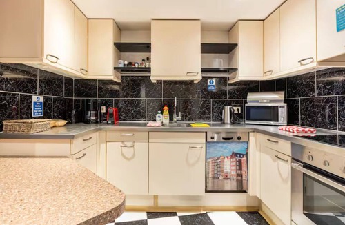Old Town Apartment | Spacious 5-bedroom apartment next to Nieuwmarkt Square in Central Amsterdam