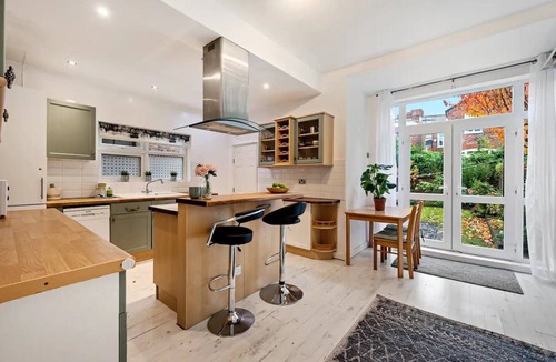 Old Trafford House | Spacious Home Near Manchester United Stadium - Pass the Keys