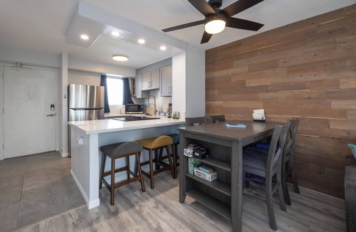 Waikiki Condo | Spacious Modern 2Bdrm Condo, Free Parking in Bldg., Full Kitchen, Sleeps 6.