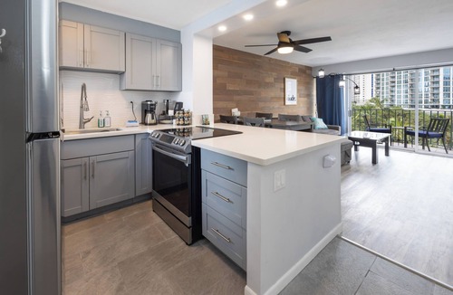 Waikiki Condo | Spacious Modern 2Bdrm Condo, Free Parking in Bldg., Full Kitchen, Sleeps 6.