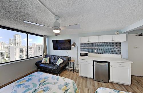McCully - Moiliili Apartment | Sparkling Hawaiian Monarch Studio