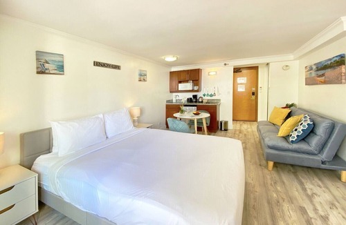 Waikiki Hotel | Studio in the HEART of Waikiki! Steps to the BEACH with Full Kitchenette