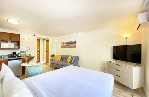 Waikiki Hotel | Studio in the HEART of Waikiki! Steps to the BEACH with Full Kitchenette