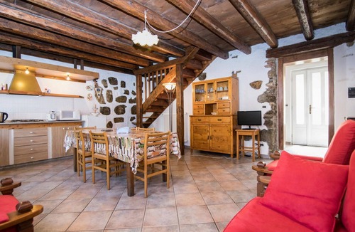 Manzano House | Stunning villa for 4 guests with WIFI, A/C, TV and patio