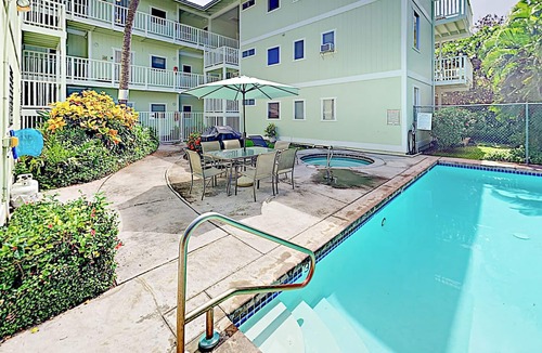 Kahaluu Bay Apartment | Stylish ocean-view apartment with pool & spa - walk to Kahalu’u Beach Park
