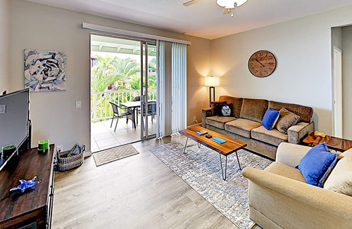 Kahaluu Bay Apartment | Stylish ocean-view apartment with pool & spa - walk to Kahalu’u Beach Park