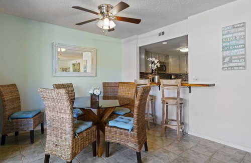 Kahaluu-Keauhou Condo | Summer Deal Beachfront 2BR Kona Condo Across from Magic Sands Beach