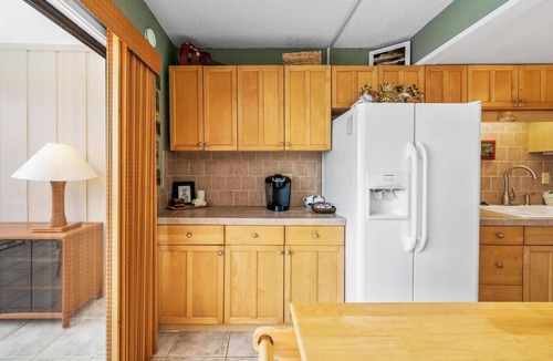 Historic Kailua Village Condo | Summer Deal Downtown Kailua-Kona Condo with Lanai and Beach Access