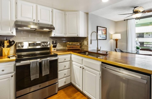 Kahaluu-Keauhou Condo | Summer Deal Kona 2BR Condo Across from Magic Sands Beach with Lanai