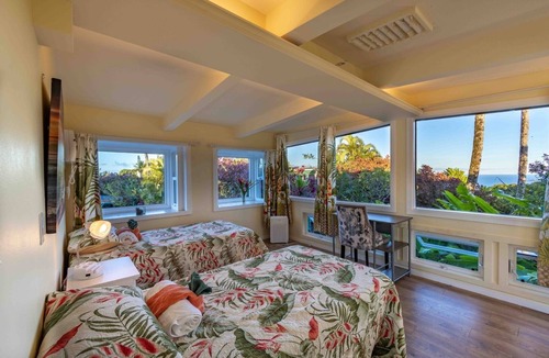 Haiku Resort | Sunrise Room Farm Stay in Haiku on Road to Hana