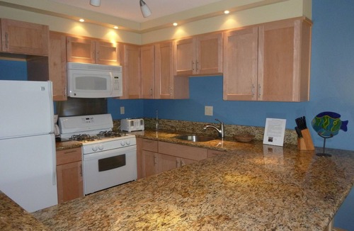 Kihei Condo | Superior 1 Bed Bright decor Part ocean view King Bed No risk of zoning change