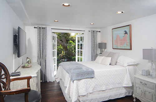 Kahala House | The Gingerbread House sleeps 10 & Kahala Beach is just across the street