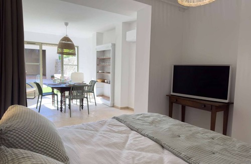 Aigues-Mortes Medieval City House | The Green Suite - a heaven of peace in the heart of the Aigues-Mortes ramparts
