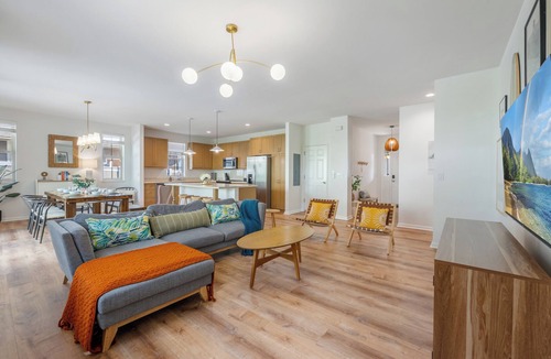 Makaha Valley House | 🤙The Makaha Shaka! 🤙3BR Villa Oahu 5 Min to Beach, Ocean View, Pool, Hot Tub