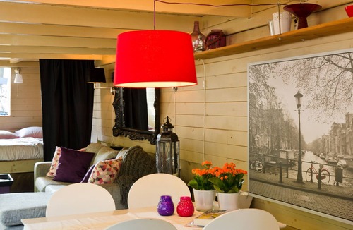 Jordaan Boat Rental | The nicely renovated houseboat is located on the canal belt in the historic center.