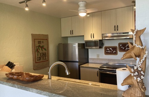 Historic Kailua Village Condo | The Seaview at Kona Pacific, 5th floor, Ocean view, 1 Bed/2 Bath