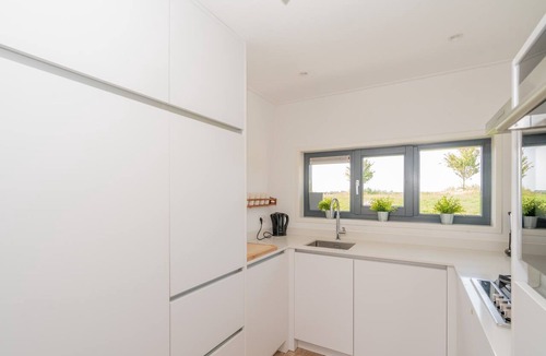 De Heen House | This water villa is nice and light and very tasteful. Offers enough space for the entire family with