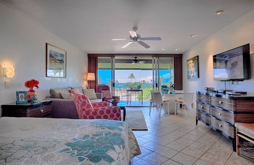 Kaanapali Condo | Top Floor Studio Ocean View, Golf Cart, Beach Cabana, Jacuzzi, Pool