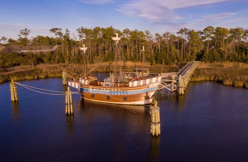 Historic Downtown Manteo House | Tranquil House Inn - Large King Premium Room