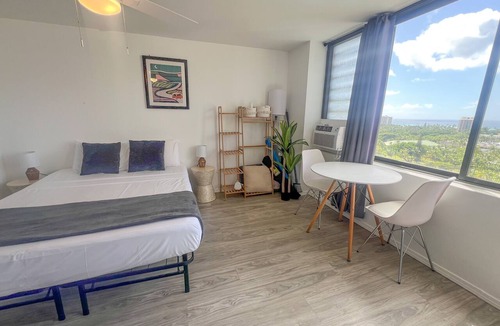 McCully - Moiliili Condo | Trendy Hawaiian Monarch Studio | Ocean View | Pool