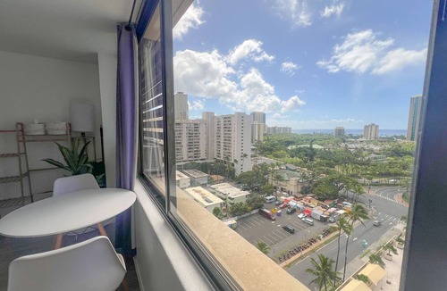 McCully - Moiliili Condo | Trendy Hawaiian Monarch Studio | Ocean View | Pool