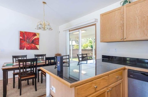 Volcano House | Tropical Volcano Escape with Lanai, Yard & Washer/Dryer