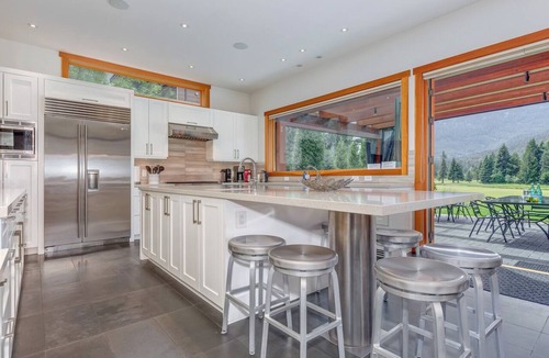 Whistler House | Unique Luxury Home, Just 5 Min from Whistler Village & Ski Lifts