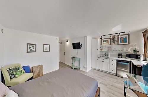 McCully - Moiliili Apartment | Upbeat Hawaiian Monarch Studio