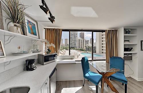 McCully - Moiliili Apartment | Upbeat Hawaiian Monarch Studio