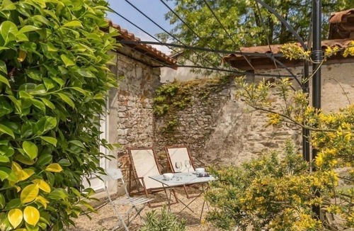 Saint-Sebastien-sur-Loire Cottage | Urban retreat near Nantes center, private garden, bikes, internet, baby friendly.