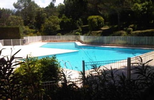 Valbonne Villa | Villa Valbonne, quiet, south facing, not overlooked with a glimpse of the sea.