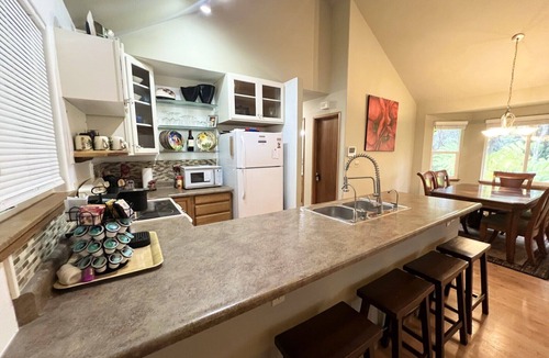 Ohia Estates Cottage | Volcano Retreat - 2BR 2BA Kitchen Fireplace Near NP
