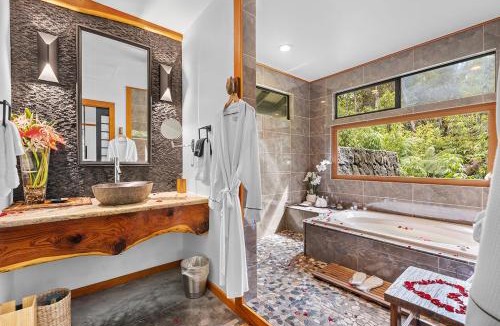 Volcano House | Volcano Tea House Cottage-SpaBath-HotTub-FirePlace
