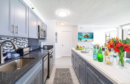 Waikiki Apartment | Waikiki Banyan Condo w/King Bed & Parking, Near Beach