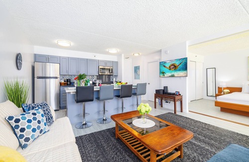 Waikiki Apartment | Waikiki Banyan Condo w/King Bed & Parking, Near Beach