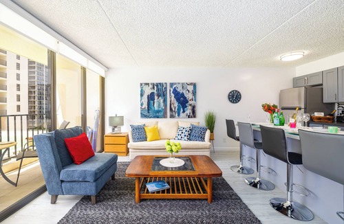 Waikiki Apartment | Waikiki Banyan Condo w/King Bed & Parking, Near Beach