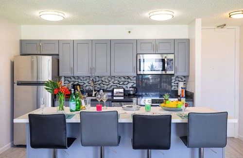 Waikiki Apartment | Waikiki Banyan Condo w/King Bed & Parking, Near Beach