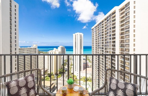 Waikiki Apartment | Waikiki Banyan condo with lanai & pool