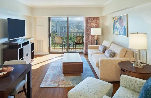 Waikiki Resort | Waikiki | Couples Surf Stay | Pool + Spa