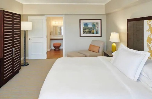 Waikiki Resort | Waikiki | Couples Surf Stay | Pool + Spa