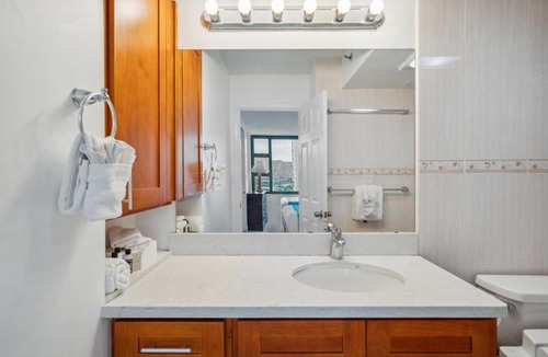 Honolulu Apartment | Waikiki Retreat with Diamond Head Views 2305T1