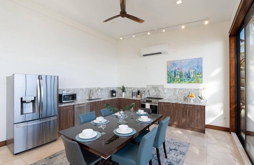 Kuliouou - Kalani Iki House | Wailupe Seaside 6BR by Gather: Beachfront w/Luxury Guest House