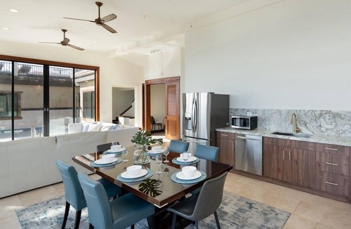 Kuliouou - Kalani Iki House | Wailupe Seaside 6BR by Gather: Beachfront w/Luxury Guest House